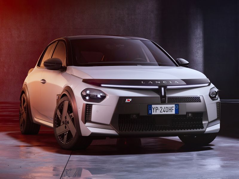 titulní obrázek článku: Lancia unveils the powerful HF version of the Ypsilon electric car